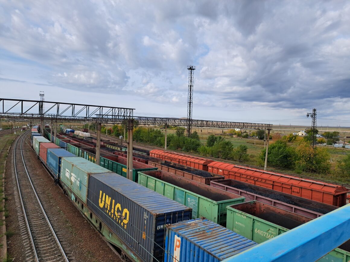 A view on cargo trains from an overpass